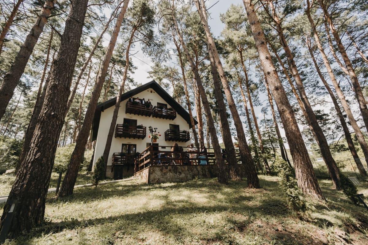 Parcul cu Pini - locatie pentru nunti in Moinești, Bacău