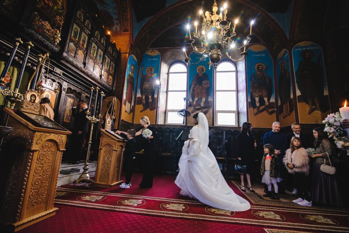 Biserica Intrarea Maicii Domnului în Biserică - locatie pentru nunti in Brezoi, Vâlcea