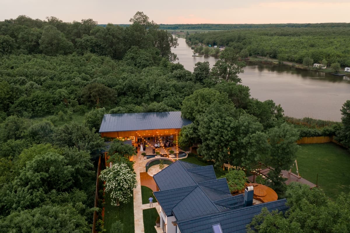 Fotografie de District One Stories la By the Lake