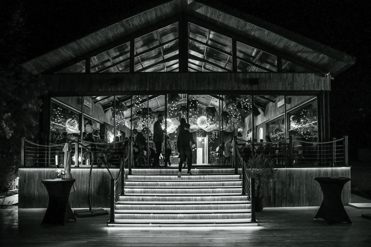 Fotografie de ZOOMER STUDIO la Lotus By The Lake 