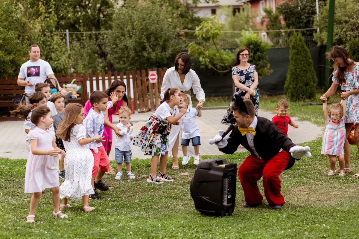 Fotografie de Lens of Alex la Kinder Village Playground