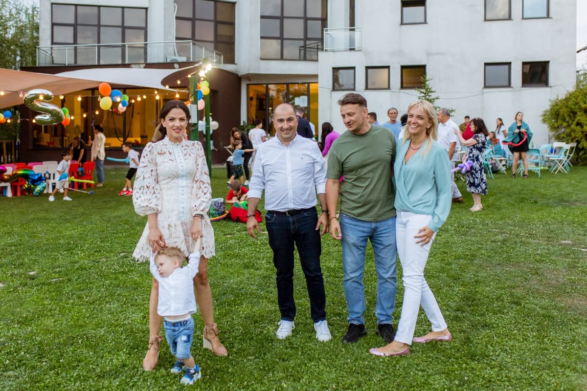 Fotografie de Lens of Alex la Kinder Village Playground