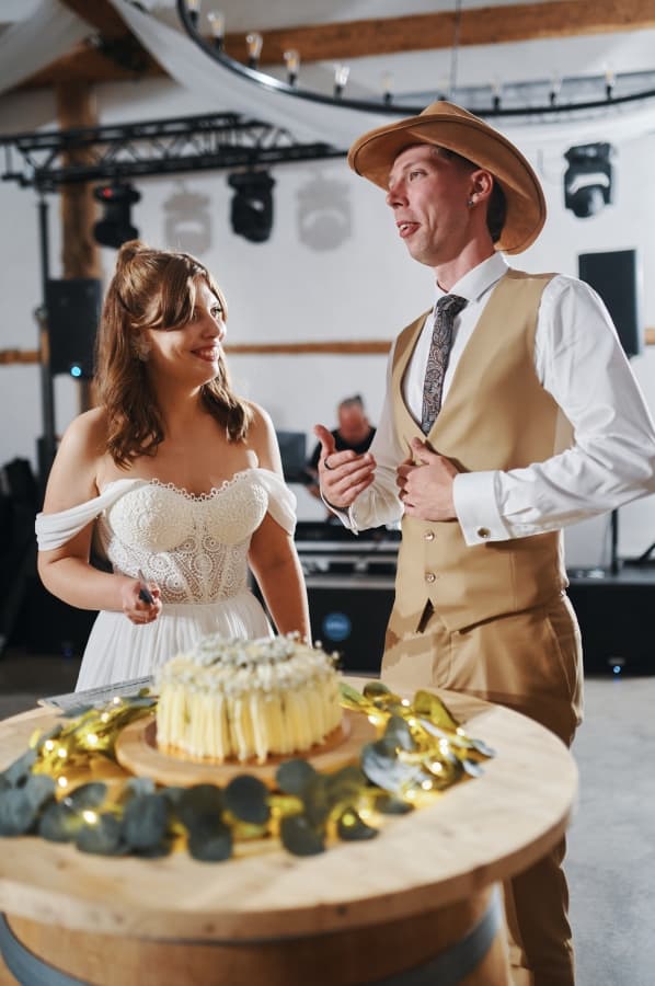 Fotografie de Fearless Weddings la MK 1930 Event Barn 